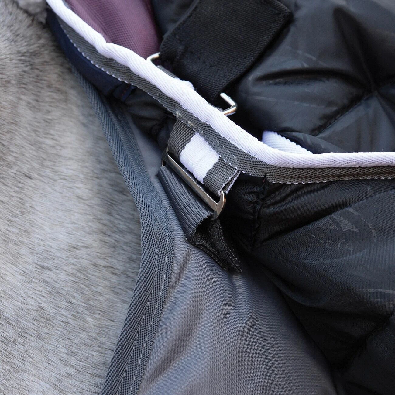 Weatherbeeta Comfitec PP II Detachable Neck Channel Quilt Midweight Horse Stable Rug 2 Weatherbeeta Comfitec PP II Detachable Neck Channel Quilt Midweight Horse Stable Rug - Image 2